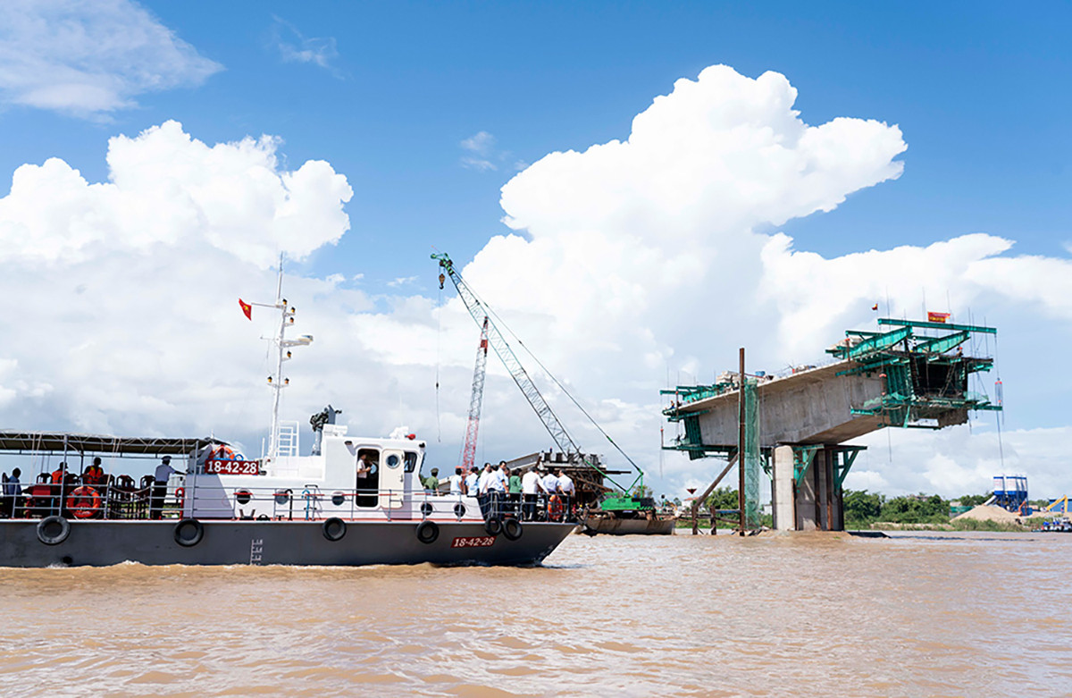 Thủ tướng Phạm Minh Chính cùng đoàn công tác kiểm tra xây dựng cầu Châu Đốc. Ảnh: Trung Hiếu Thủ tướng Phạm Minh Chính cùng đoàn công tác kiểm tra xây dựng cầu Châu Đốc. Ảnh: Trung Hiếu