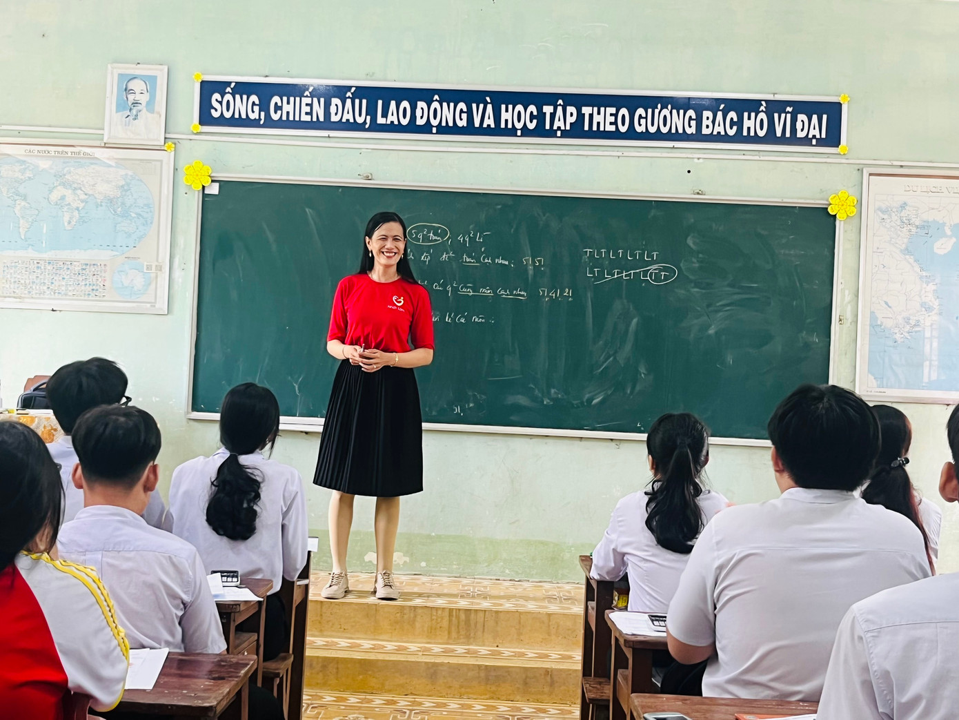 Cô Tâm trên bục giảng.