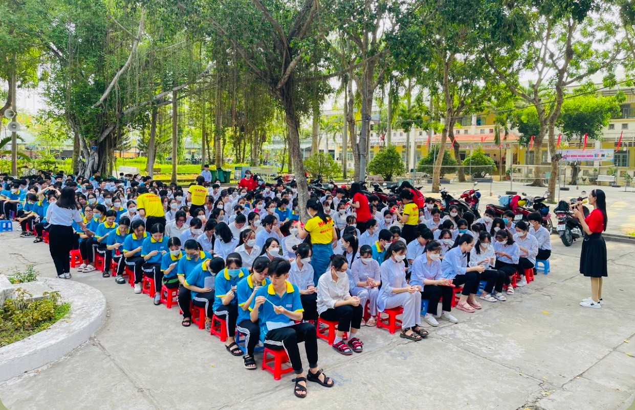 Cô Tâm truyền cảm hứng cho các em học sinh. Ảnh: NVCC