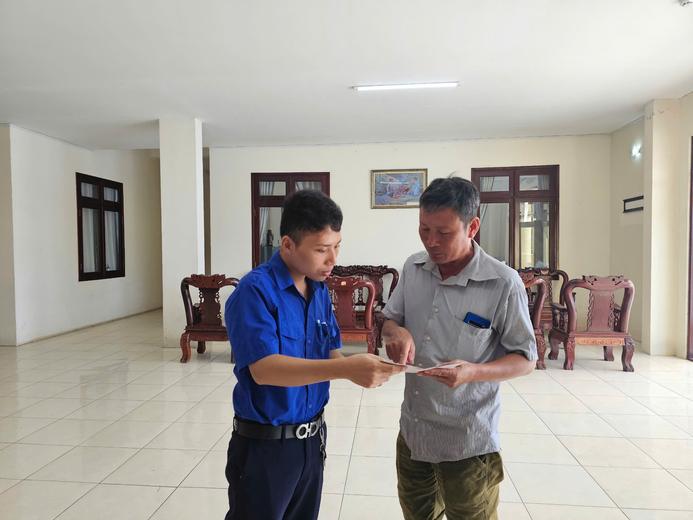 Để hỗ trợ tốt hơn, xã đoàn đã thành lập các đội hình thanh niên tình nguyện, mỗi đội khoảng 6 người, luân phiên trực tại trung tâm theo giờ hành chính. Tình nguyện viên sẽ hướng dẫn người dân điền hồ sơ, nộp qua cổng dịch vụ công, cài đặt và sử dụng ứng dụng VNeID, hỗ trợ tiếp cận các dịch vụ như bảo trợ xã hội, hộ tịch, tư pháp… Với những người không rành công nghệ, lực lượng đoàn viên sẽ hỗ trợ từ đầu đến cuối quy trình. Ảnh: Hòa Hội