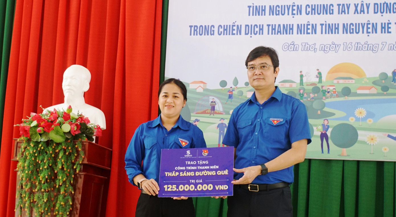 Anh Bùi Quang Huy trao bảng tượng trưng 125 triệu đồng công trình thắp sáng đường quê do SABECO và Trung ương Đoàn tặng cho Bí thư Thành Đoàn Cần Thơ Lư Thị Ngọc Anh. - Ảnh: Hòa Hội Anh Bùi Quang Huy trao bảng tượng trưng 125 triệu đồng công trình thắp sáng đường quê do SABECO và Trung ương Đoàn tặng cho Bí thư Thành Đoàn Cần Thơ Lư Thị Ngọc Anh. - Ảnh: Hòa Hội