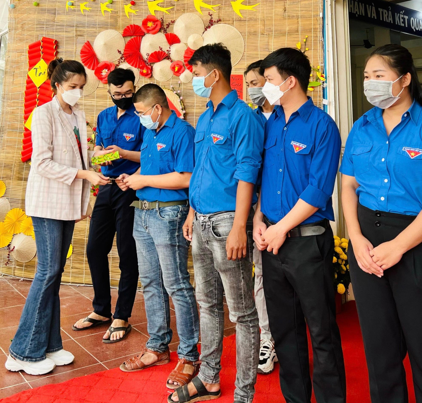 Thúy Vi tặng quà cho đoàn viên thanh niên Thúy Vi tặng quà cho đoàn viên thanh niên