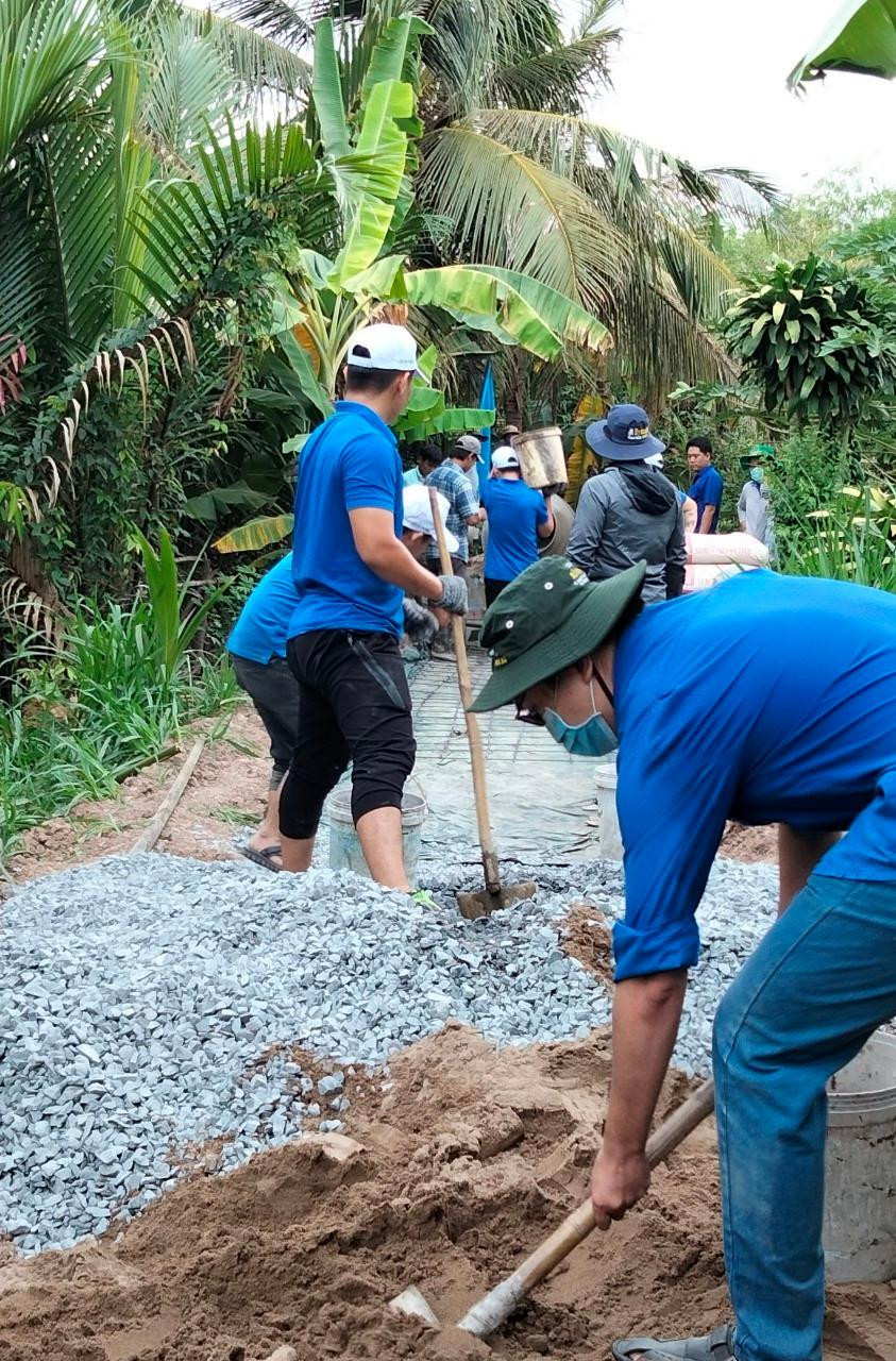 ĐVTN làm đường nông thôn