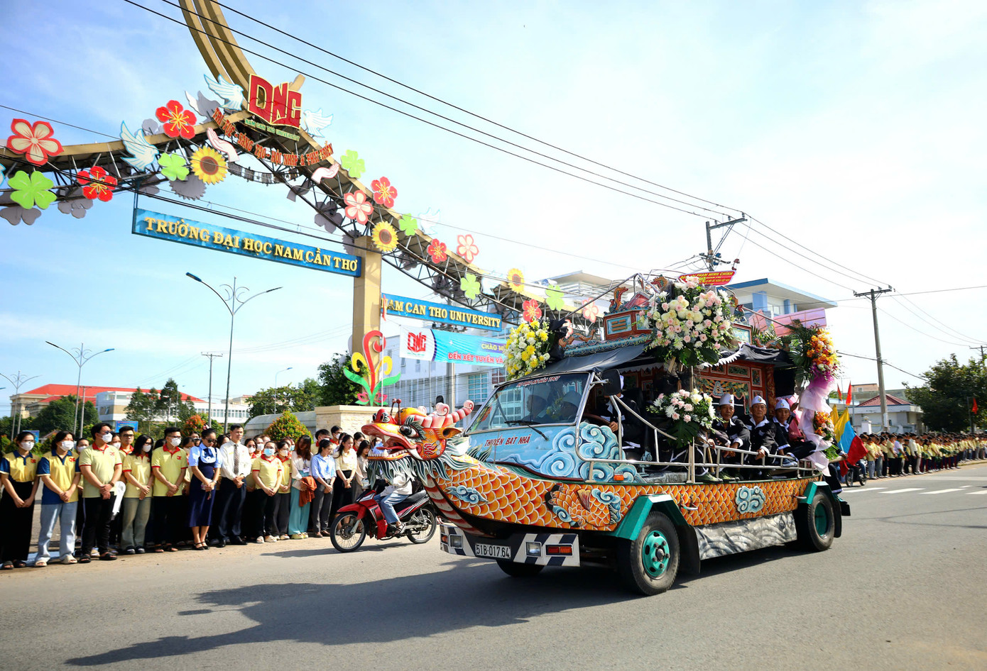 Sinh viên trường Đại học Nam Cần Thơ chào tiễn biệt GS. Võ Tòng Xuân. Sinh viên trường Đại học Nam Cần Thơ chào tiễn biệt GS. Võ Tòng Xuân.