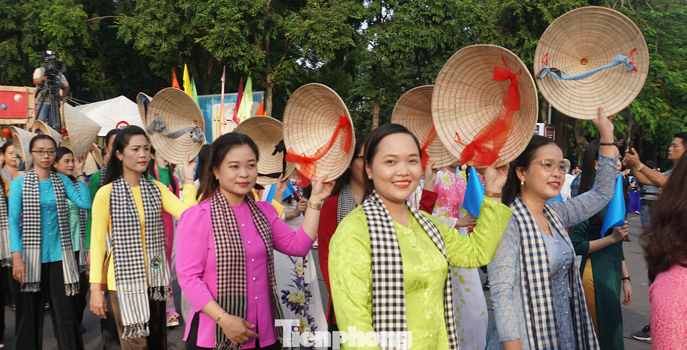Cán bộ công sở duyên dáng trong trang phục áo bà ba. Ảnh: Hòa Hội.