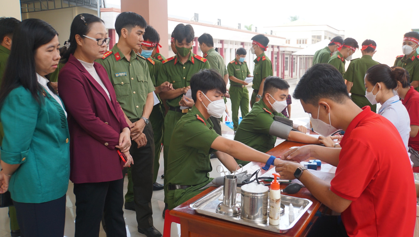 Sáng sớm, thời tiết tại Vĩnh Long se lạnh nhưng không khí ngày hội trở nên ấm áp khi hàng trăm cán bộ, chiến sĩ đã có mặt tại hội trường để tham gia Chủ nhật Đỏ. Ảnh: Hòa Hội