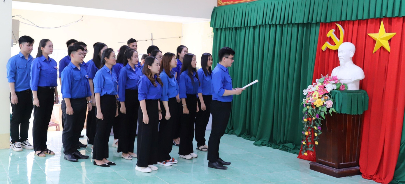 19 tân đảng viên tuyên thệ trước cờ Đảng, cờ Tổ quốc và chân dung Chủ tịch Hồ Chí Minh. Ảnh: PV.