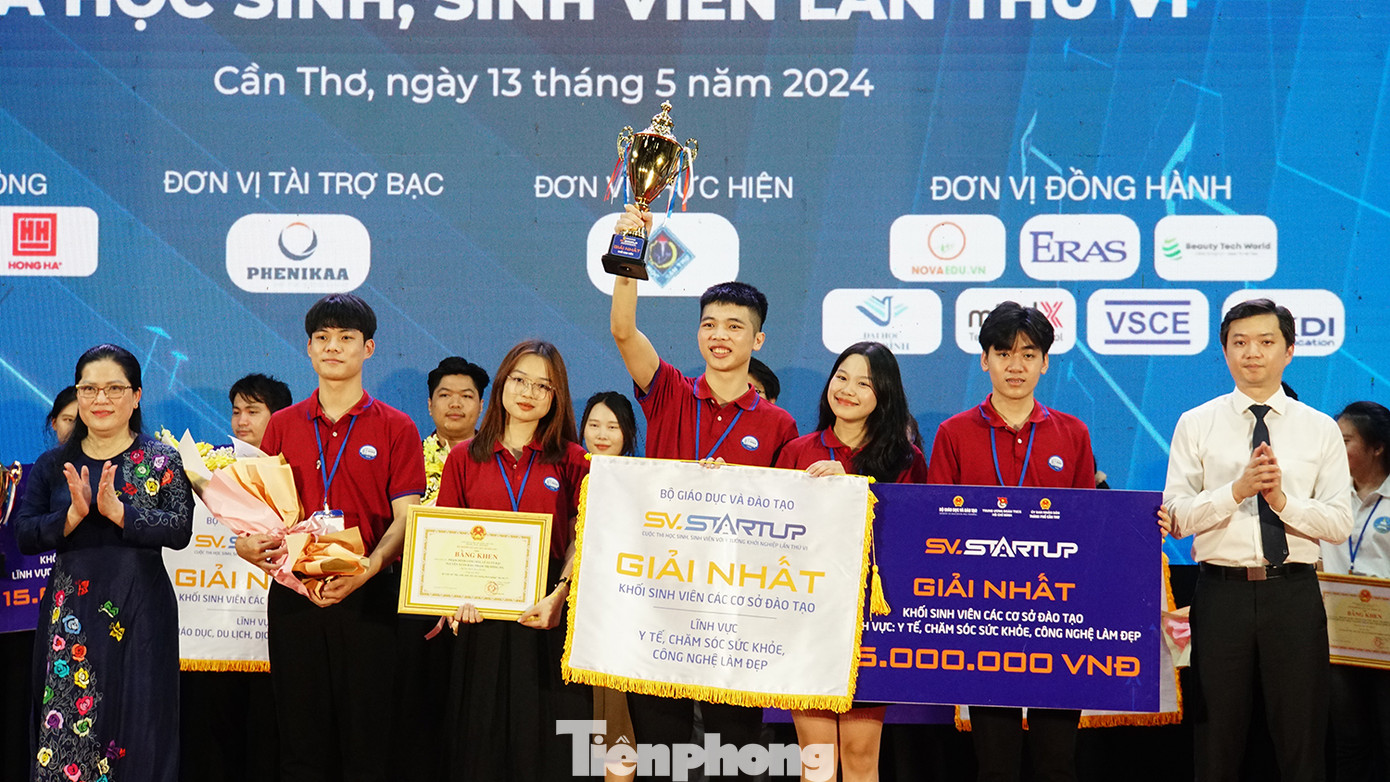 Bà Nguyễn Thị Kim Chi, Thứ trưởng Bộ GD&ĐT và anh Nguyễn Minh Triết, Bí thư Trung ương Đoàn, Chủ tịch Hội Sinh viên Việt Nam trao giải nhất cho thí sinh. Ảnh: Hòa Hội Bà Nguyễn Thị Kim Chi, Thứ trưởng Bộ GD&ĐT và anh Nguyễn Minh Triết, Bí thư Trung ương Đoàn, Chủ tịch Hội Sinh viên Việt Nam trao giải nhất cho thí sinh. Ảnh: Hòa Hội
