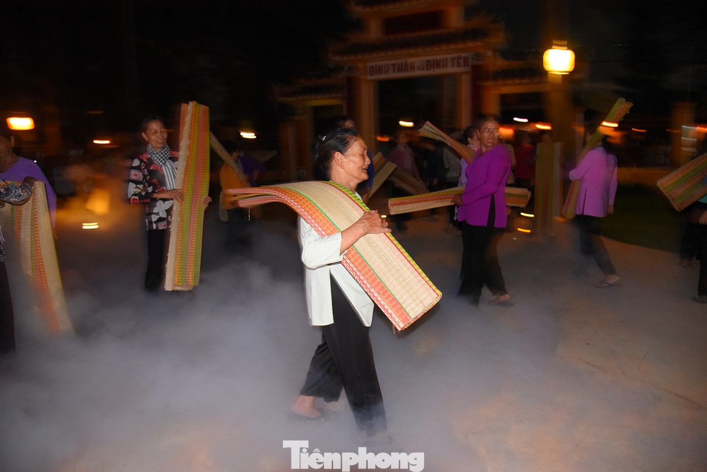 Không khí chợ đêm được người dân tái hiện lại sinh động. Ảnh: Hòa Hội.