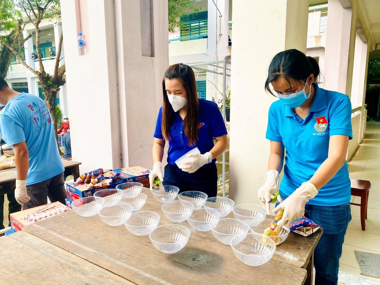 Chị Nguyễn Phượng Thư, Phó Chủ tịch Hội LHTN Việt Nam tỉnh An Giang (thứ 2 từ phải sang) chuẩn bị mì gói phục vụ người dân. Chị Nguyễn Phượng Thư, Phó Chủ tịch Hội LHTN Việt Nam tỉnh An Giang (thứ 2 từ phải sang) chuẩn bị mì gói phục vụ người dân.