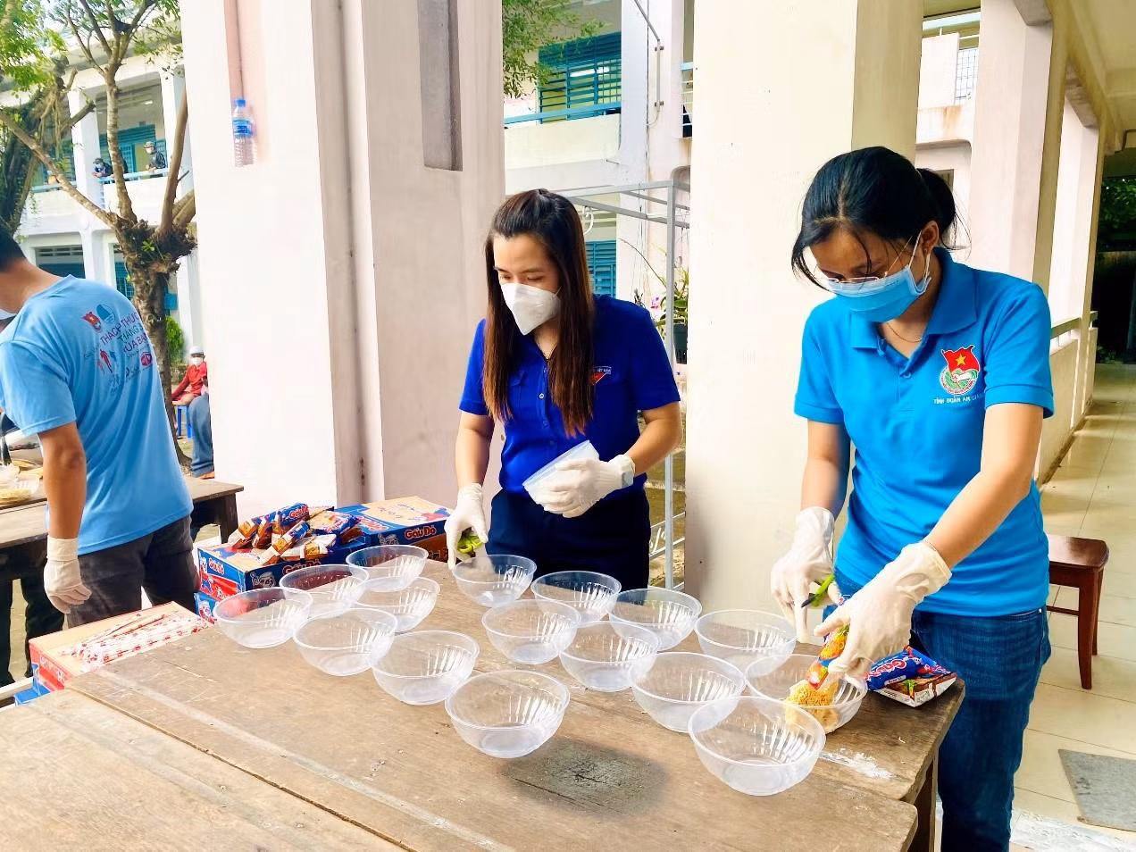Chị Nguyễn Phượng Thư, Phó Chủ tịch Hội LHTN Việt Nam tỉnh An Giang (thứ 2 từ phải sang) chuẩn bị mì gói phục vụ người dân.