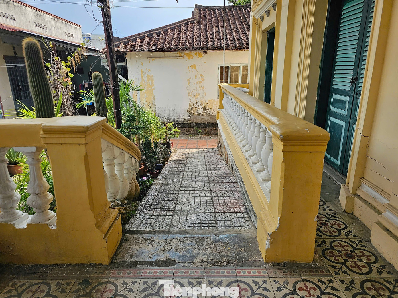 Không gian lối đi phía sau căn nhà. Ảnh: Hòa Hội.