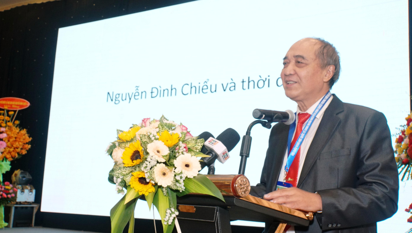 Đại biểu trình bày tham luận Đại biểu trình bày tham luận