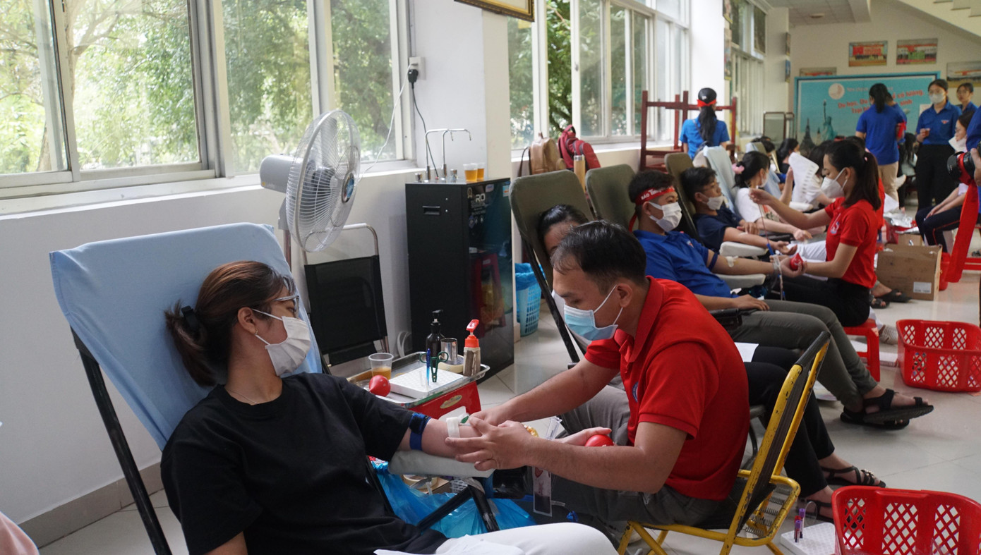 Quang cảnh hiến máu trong khuôn khổ Chủ nhật Đỏ