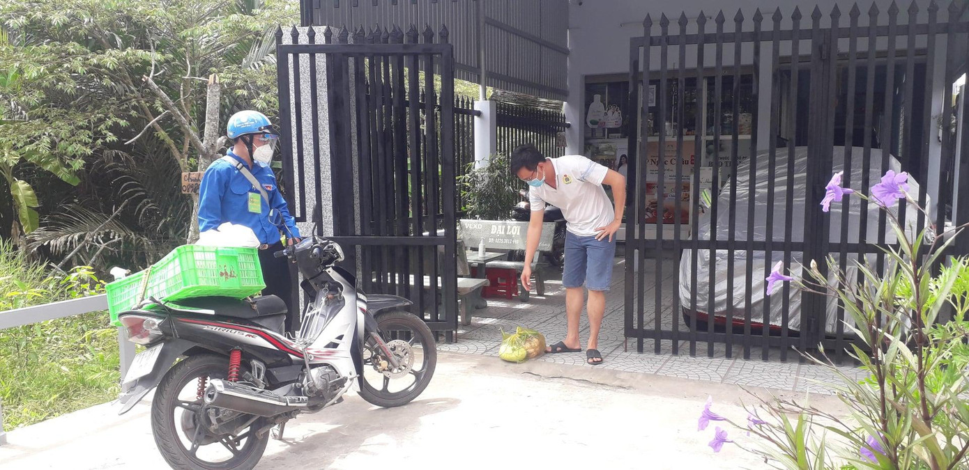 Shipper xanh giao hàng cho người dân Shipper xanh giao hàng cho người dân