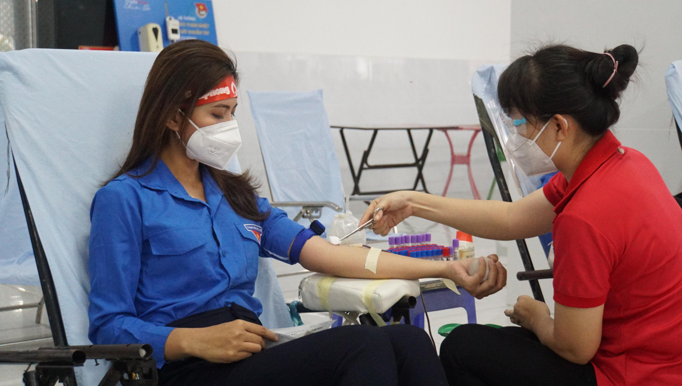 Người đẹp Nhân ái cuộc thi Người đẹp Thời trang Tây Đô năm 2022 Ngô Thị Tường Vi đang hiến máu.