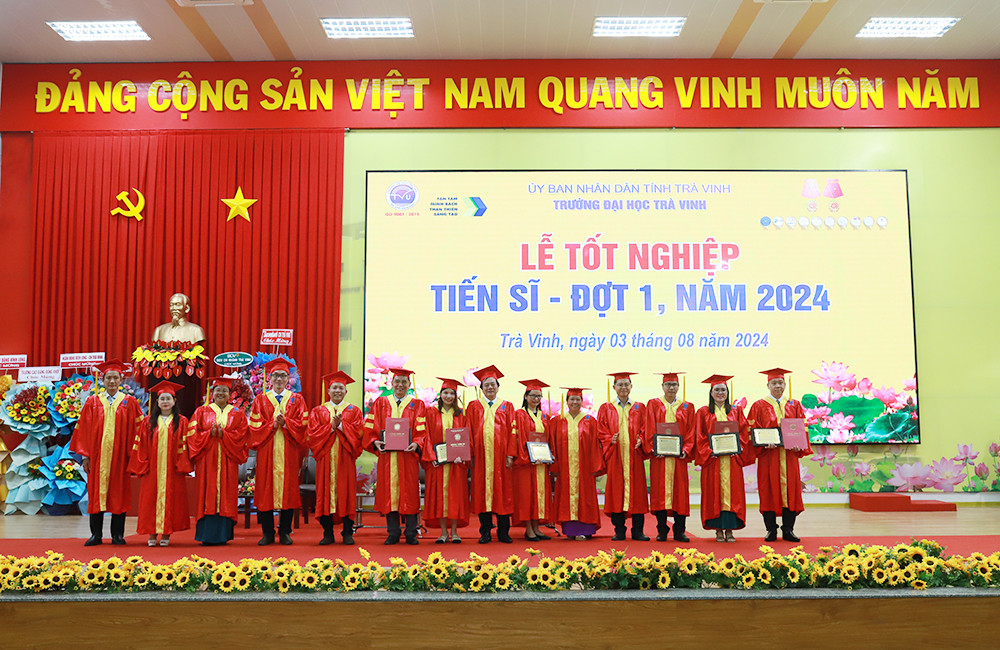Lễ trao bằng tốt nghiệp Tiến sĩ đợt 1, năm 2024 trường Đại học Trà Vinh.