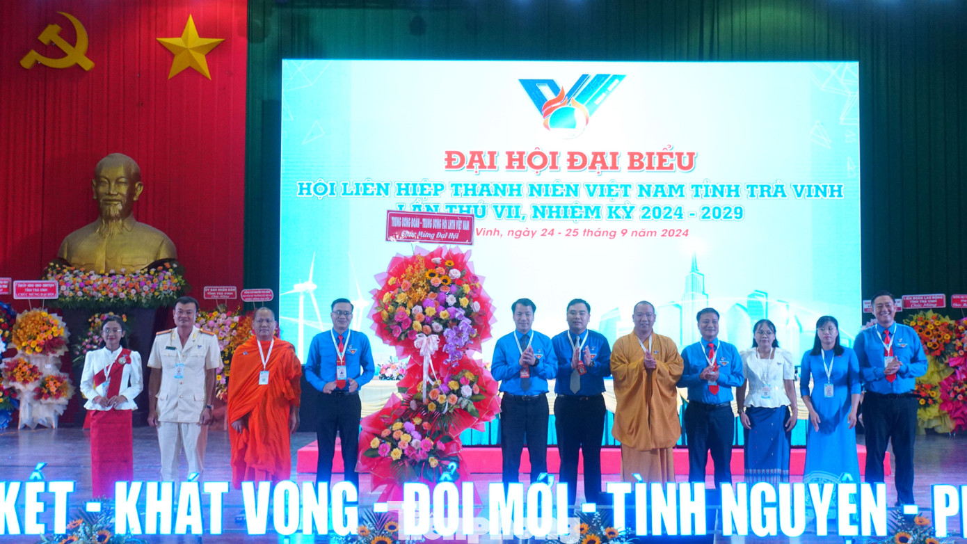Bí thư Trung ương Đoàn Ngô Văn Cương tặng hoa chúc mừng đại hội. Ảnh: Hòa Hội Bí thư Trung ương Đoàn Ngô Văn Cương tặng hoa chúc mừng đại hội. Ảnh: Hòa Hội