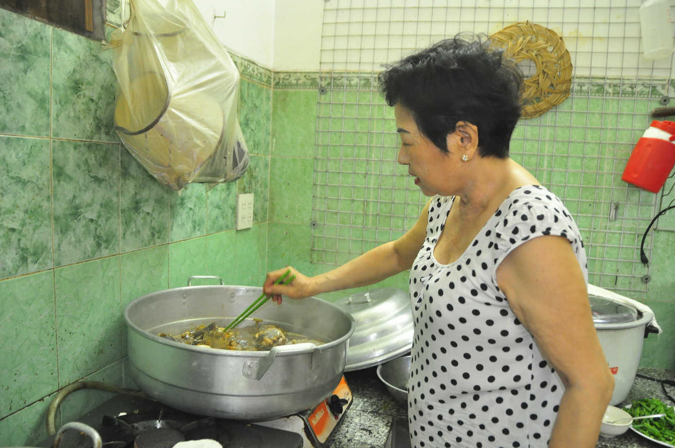 Người thân trong gia đình chị Hạ hỗ trợ nấu ăn Người thân trong gia đình chị Hạ hỗ trợ nấu ăn