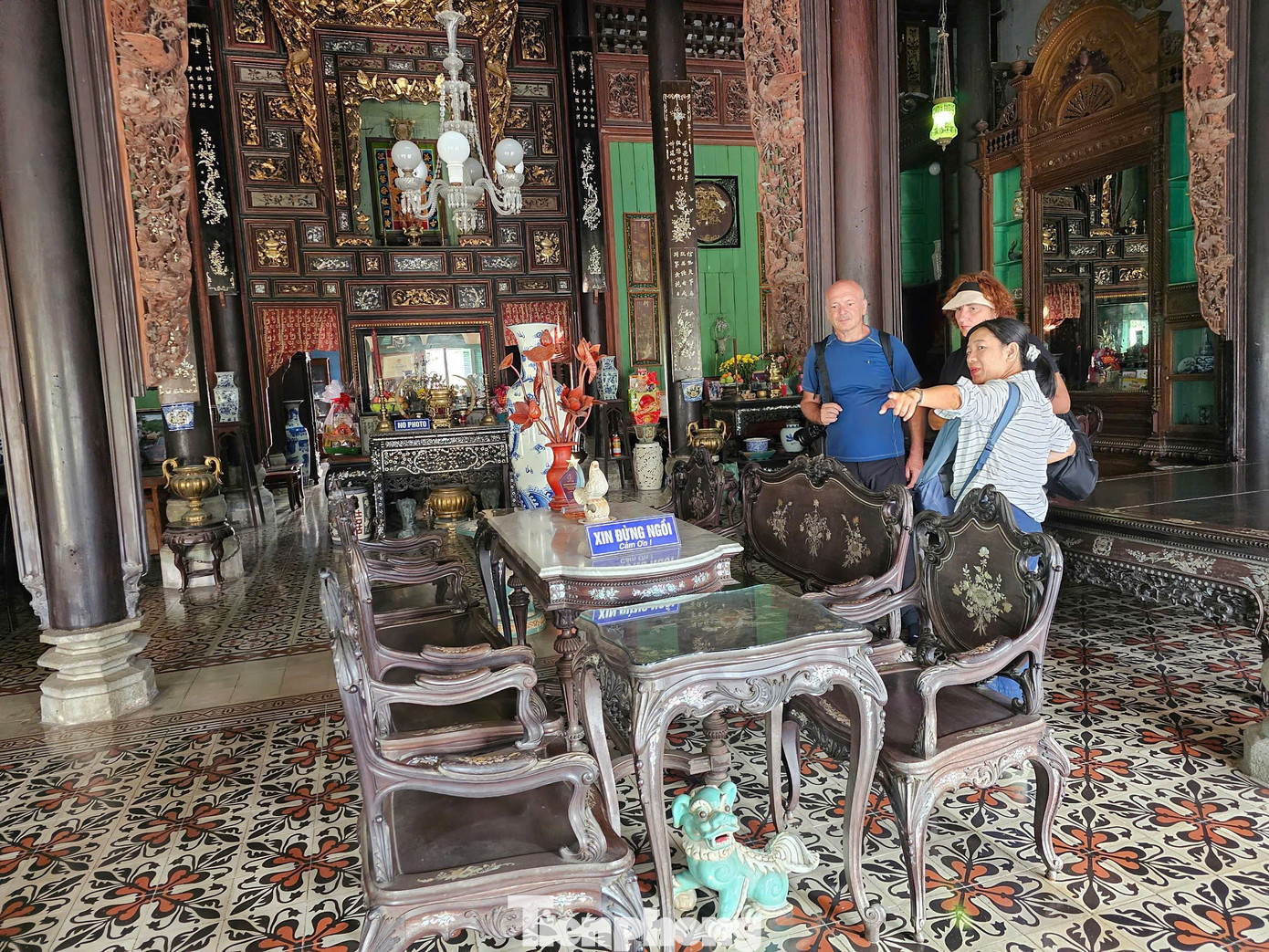 Phòng khách bài trí theo phong cách Tây Âu nhưng nơi trang trọng nhất là gian thờ lại thuần Việt. Điều này cho thấy có sự giao tiếp văn hóa Đông - Tây một cách hài hòa, chọn lọc, thể hiện thị hiếu thẩm mỹ tinh tường của chủ nhân. Ảnh: Hòa Hội.