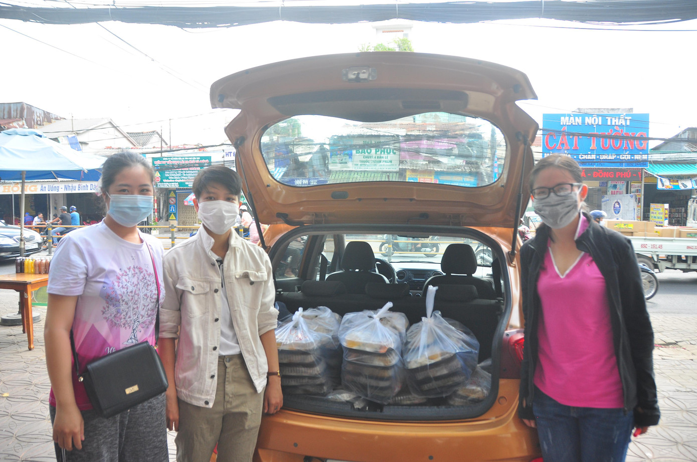 Tình hình dịch COVID-19 phức tạp, thành phố Cần Thơ tổ chức hàng chục chốt kiểm soát người từ các địa phương khác vào thành phố nhằm hạn chế sự lây lan dịch bệnh. Cùng với đó, hơn 2.000 chiến sỹ tình nguyện là các bạn trẻ ở khắp các ngành, nghề, sinh viên... cùng các lực lượng y, bác sỹ, công an, quân đội chung sức để bảo vệ người dân thành phố an toàn. - Ảnh: Hòa Hội Tình hình dịch COVID-19 phức tạp, thành phố Cần Thơ tổ chức hàng chục chốt kiểm soát người từ các địa phương khác vào thành phố nhằm hạn chế sự lây lan dịch bệnh. Cùng với đó, hơn 2.000 chiến sỹ tình nguyện là các bạn trẻ ở khắp các ngành, nghề, sinh viên... cùng các lực lượng y, bác sỹ, công an, quân đội chung sức để bảo vệ người dân thành phố an toàn. - Ảnh: Hòa Hội