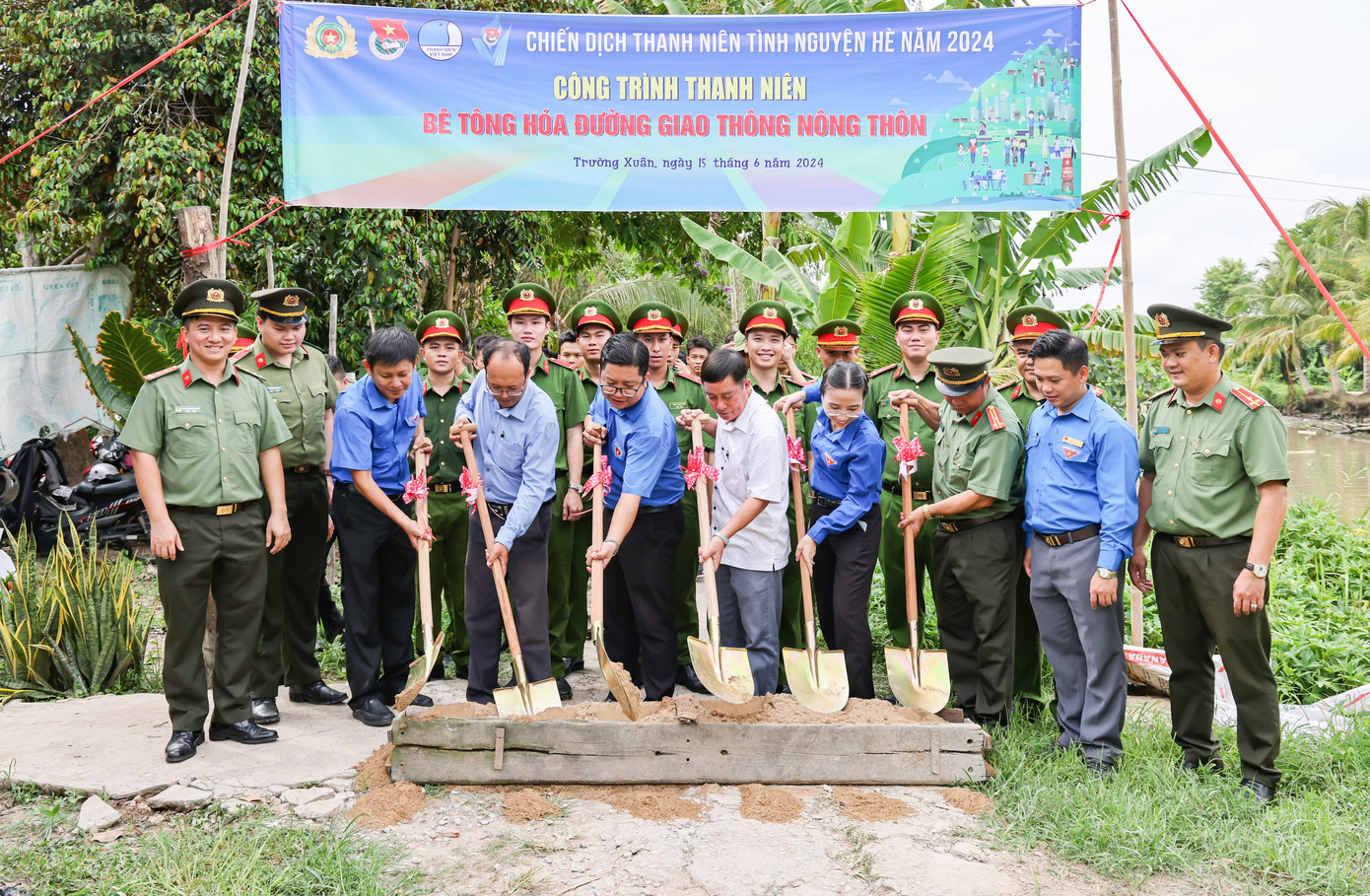 Khởi công xây dựng đường giao thông nông thôn tại huyện Thới Lai. Khởi công xây dựng đường giao thông nông thôn tại huyện Thới Lai.