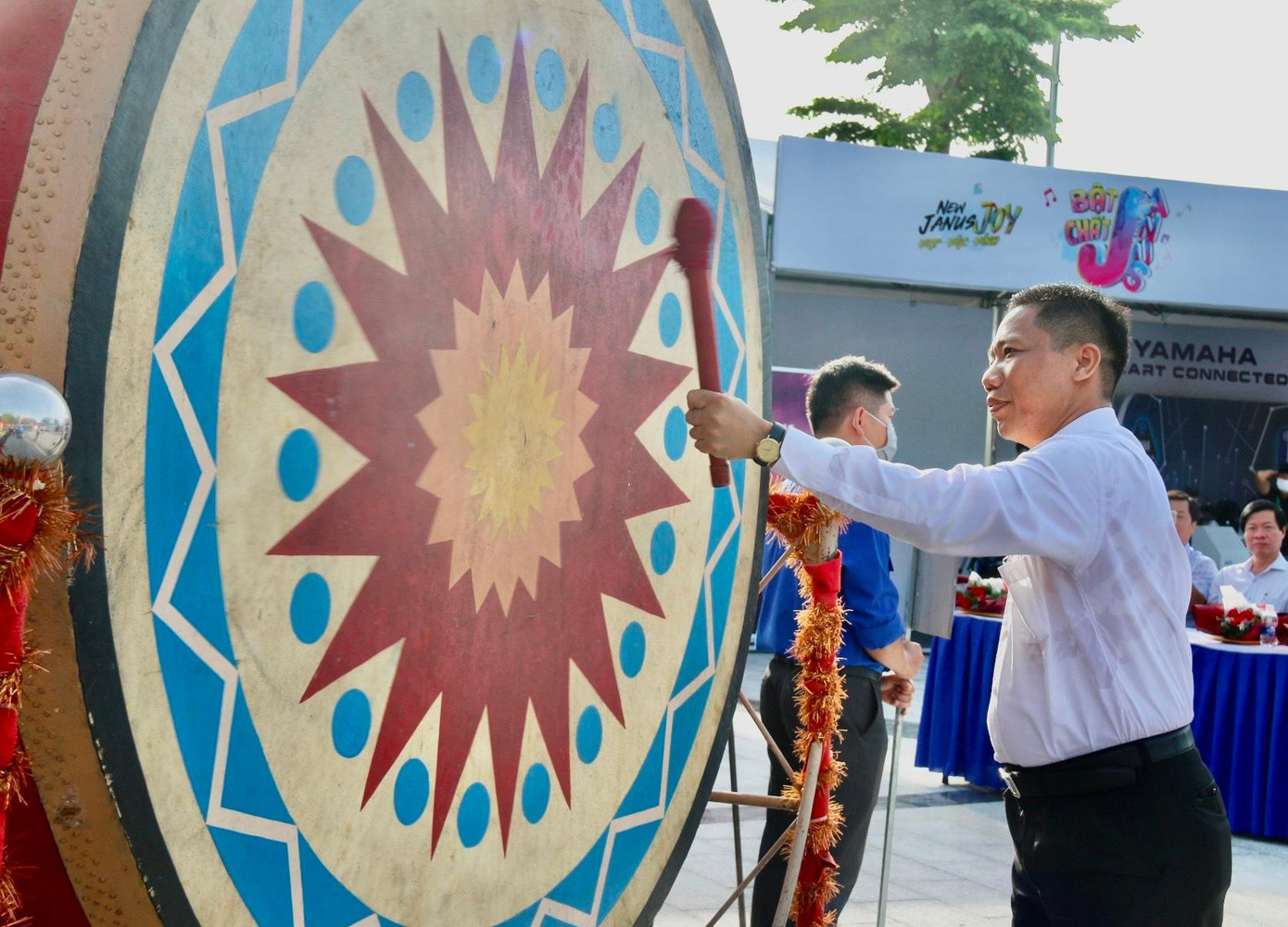 Ông Nguyễn Thực Hiện, Phó chủ tịch UBND TP Cần Thơ đánh trống phát lệnh ra quân chiến dịch tình nguyện hè. Ông Nguyễn Thực Hiện, Phó chủ tịch UBND TP Cần Thơ đánh trống phát lệnh ra quân chiến dịch tình nguyện hè.