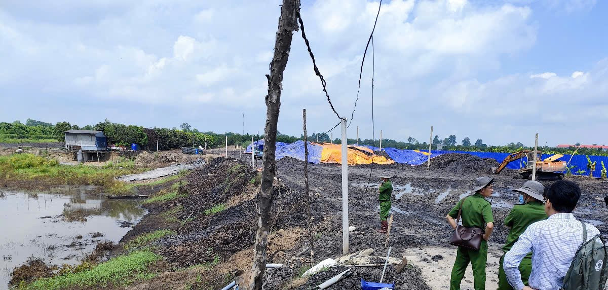 Lực lượng công an kiểm tra hiện trường. Ảnh: P. Thanh Lực lượng công an kiểm tra hiện trường. Ảnh: P. Thanh