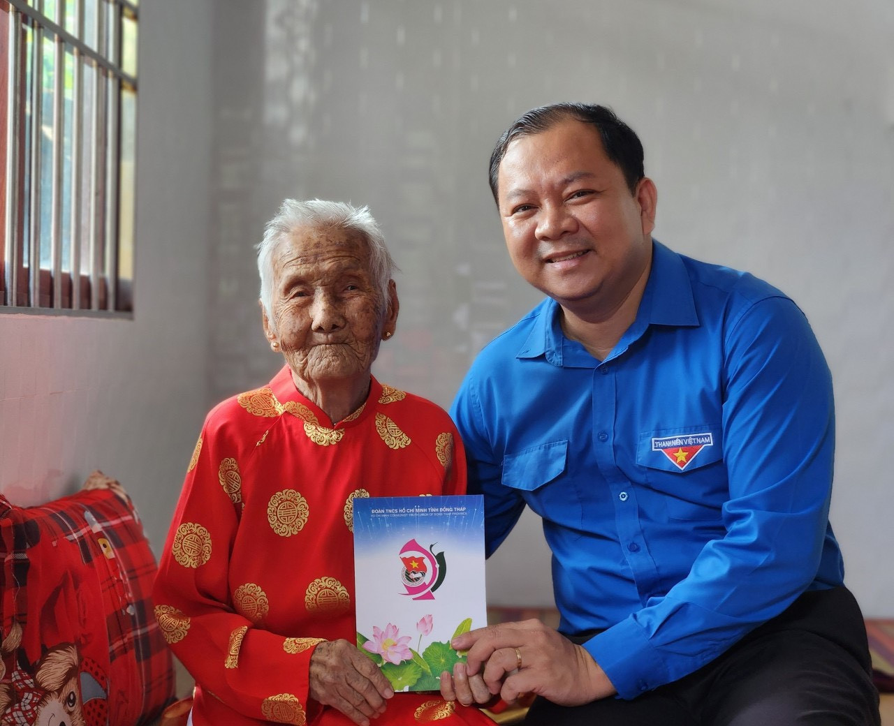 Anh Huỳnh Minh Thức, Bí thư Tỉnh Đoàn Đồng Tháp thăm mẹ liệt sĩ tại xã Tân Kiều, huyện Tháp Mười. Ảnh: TĐ ĐT Anh Huỳnh Minh Thức, Bí thư Tỉnh Đoàn Đồng Tháp thăm mẹ liệt sĩ tại xã Tân Kiều, huyện Tháp Mười. Ảnh: TĐ ĐT