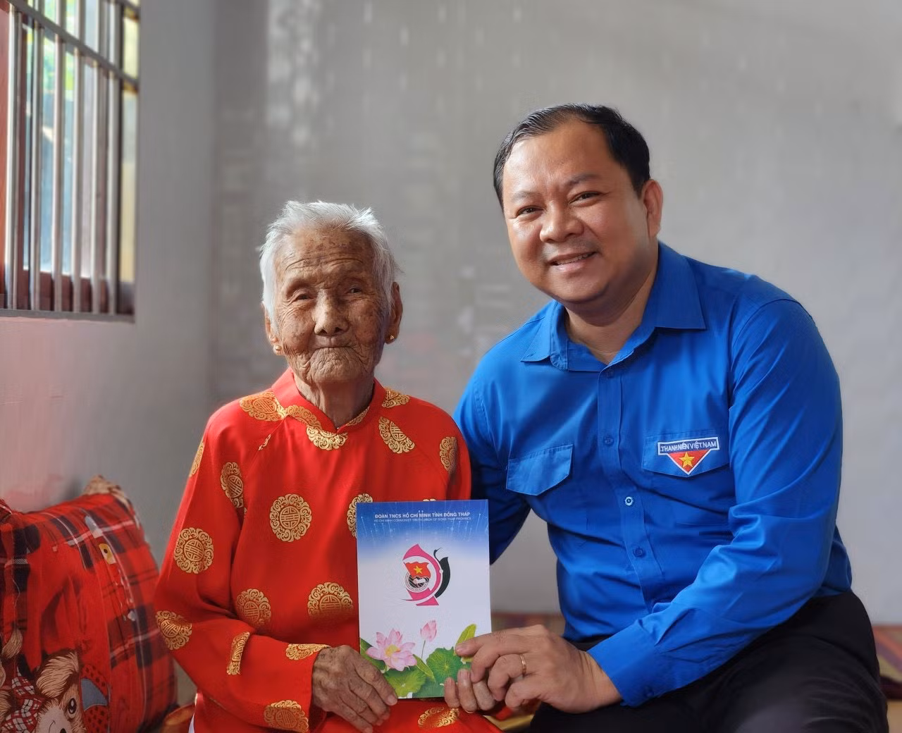 Anh Huỳnh Minh Thức, Bí thư Tỉnh Đoàn Đồng Tháp thăm mẹ liệt sĩ tại xã Tân Kiều, huyện Tháp Mười. Ảnh: TĐ ĐT