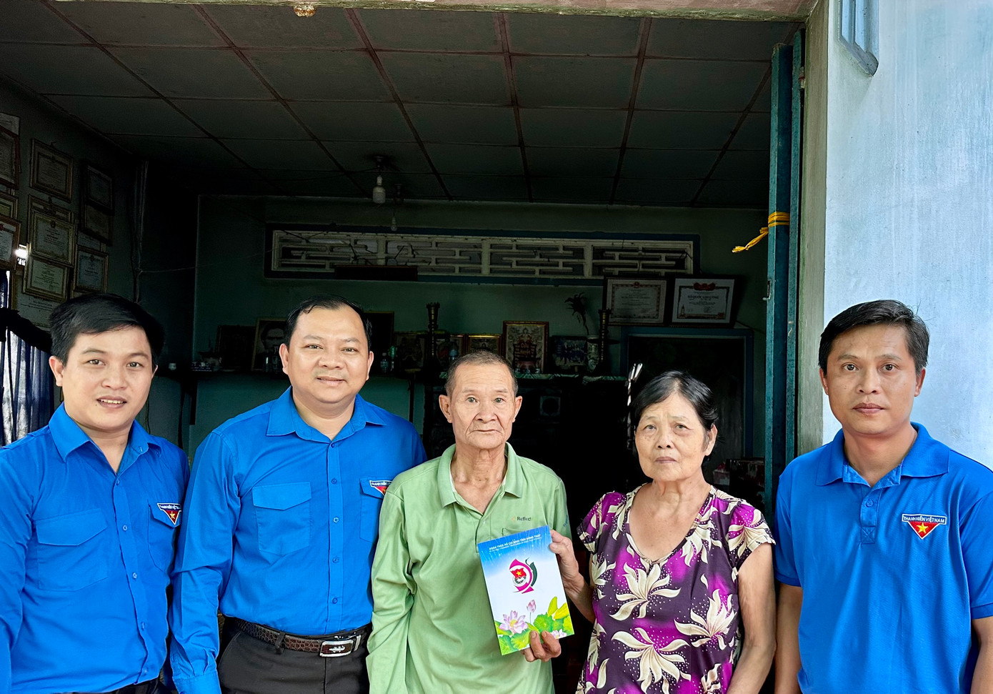 Đoàn công tác Tỉnh Đoàn Đồng Tháp tặng quà cho gia đình chính sách. Đoàn công tác Tỉnh Đoàn Đồng Tháp tặng quà cho gia đình chính sách.