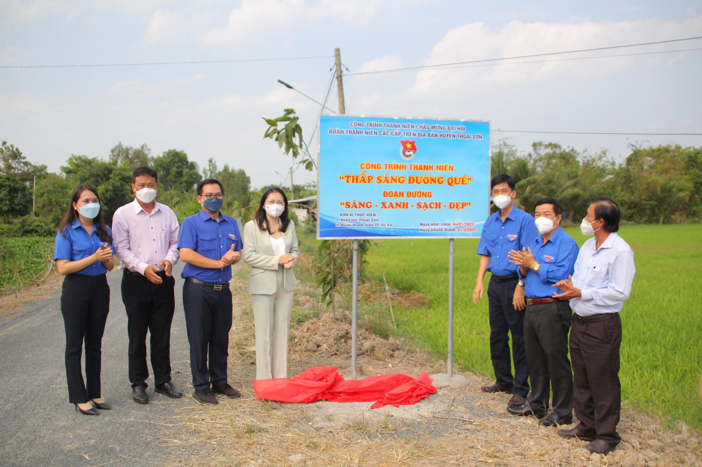 Tỉnh đoàn An Giang khánh thành con đường thắp sáng đường quê. - Ảnh: TĐ AG