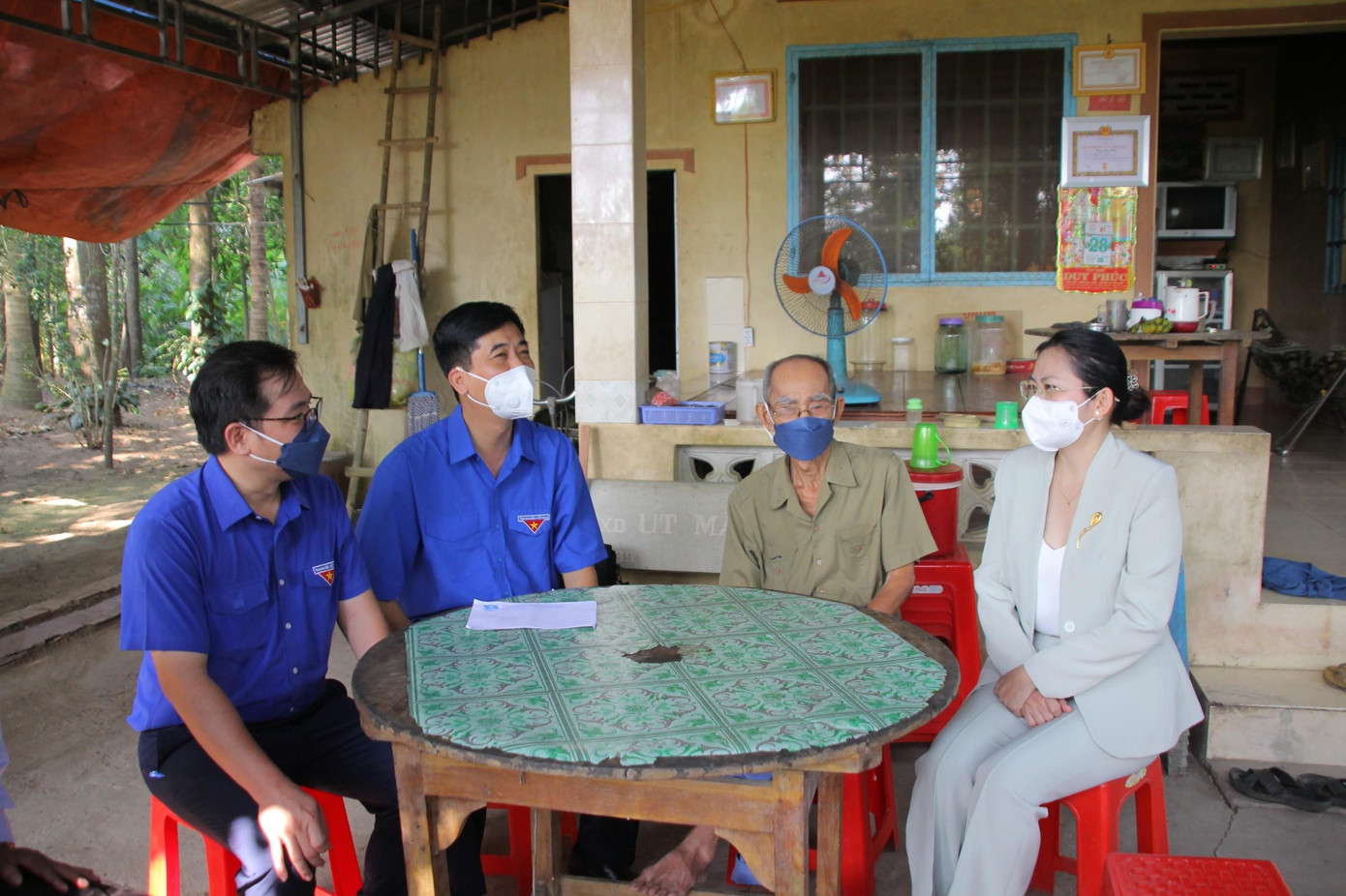 Bà Võ Thị Thủy Tiên, Phó trưởng Ban Dân vận Tỉnh ủy cùng lãnh đạo Tỉnh đoàn An Giang thăm hỏi gia đình chính sách.