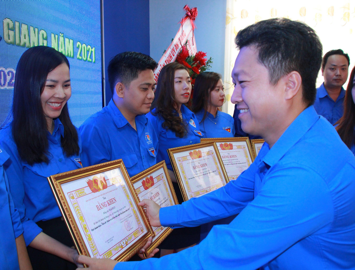 Anh Lâm Thành Sĩ, Bí thư Tỉnh đoàn An Giang tặng bằng khen cho cán bộ Đoàn Anh Lâm Thành Sĩ, Bí thư Tỉnh đoàn An Giang tặng bằng khen cho cán bộ Đoàn