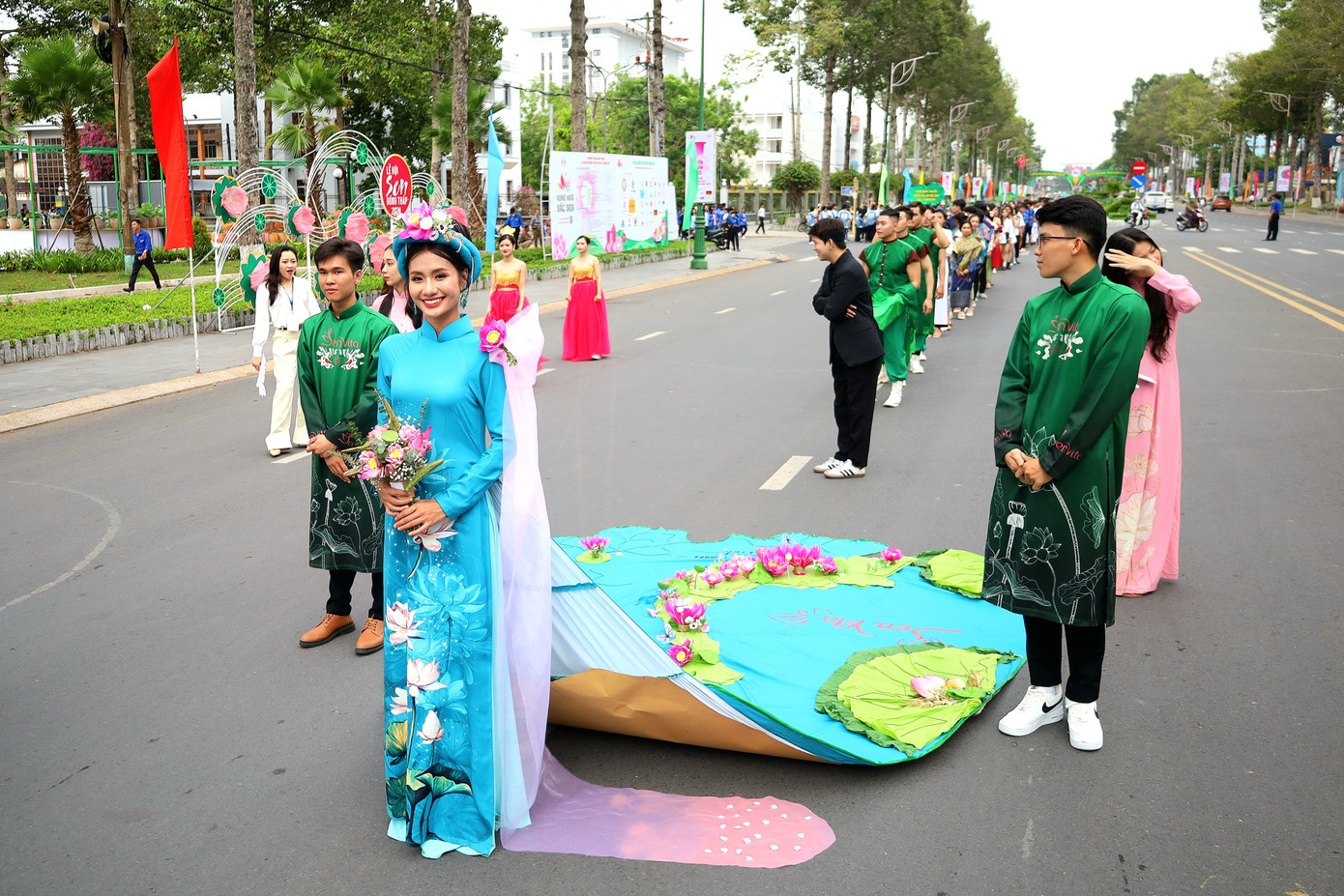 Người đẹp với trang phục bản đồ sen.