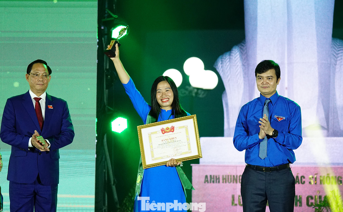 Phó Chủ tịch Quốc hội Trần Quang Phương và Bí thư thứ nhất T.Ư Đoàn Bùi Quang Huy trao tặng Giải thưởng Lương Định Của cho thanh niên tiêu biểu. Ảnh: Hòa Hội Phó Chủ tịch Quốc hội Trần Quang Phương và Bí thư thứ nhất T.Ư Đoàn Bùi Quang Huy trao tặng Giải thưởng Lương Định Của cho thanh niên tiêu biểu. Ảnh: Hòa Hội