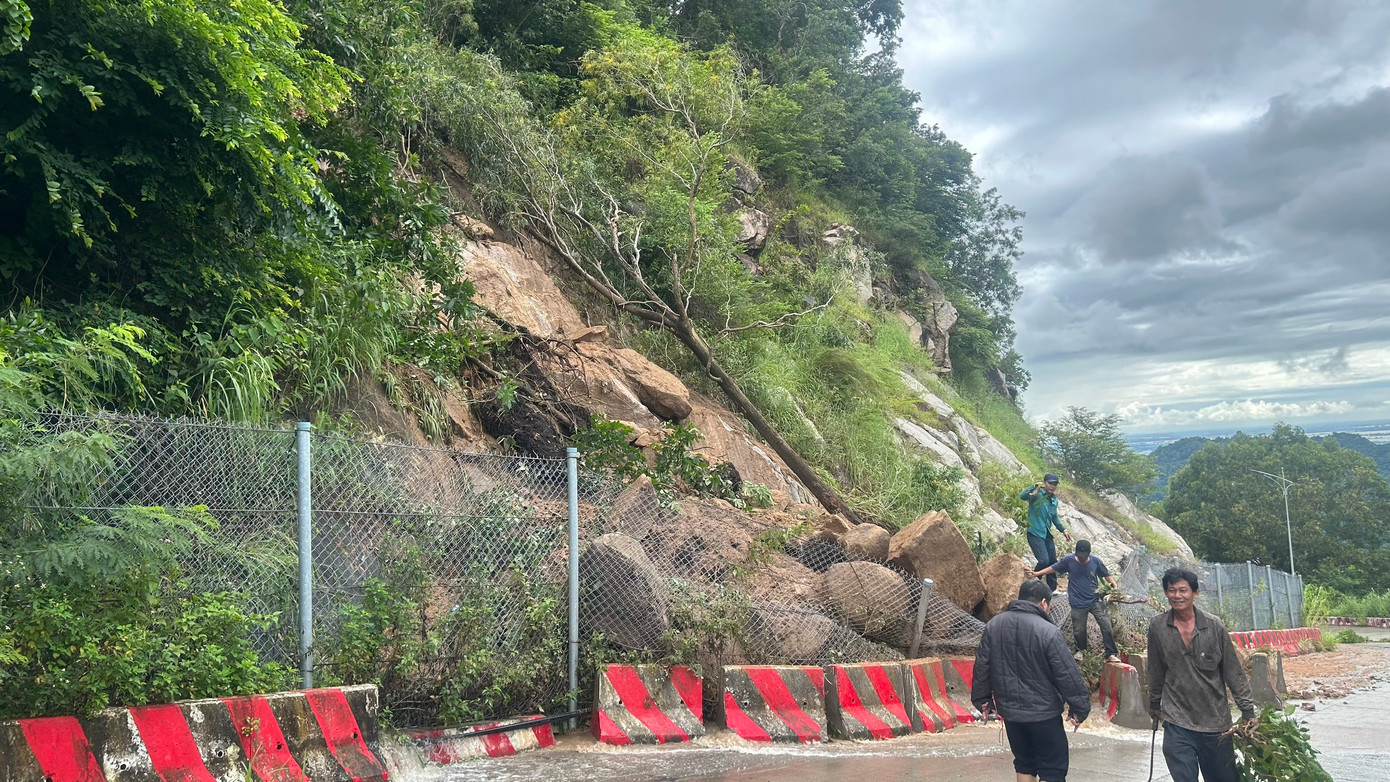 Hiện trường sạt lở đất đá trên núi Cấm, tỉnh An Giang. Ảnh: PV. Hiện trường sạt lở đất đá trên núi Cấm, tỉnh An Giang. Ảnh: PV.