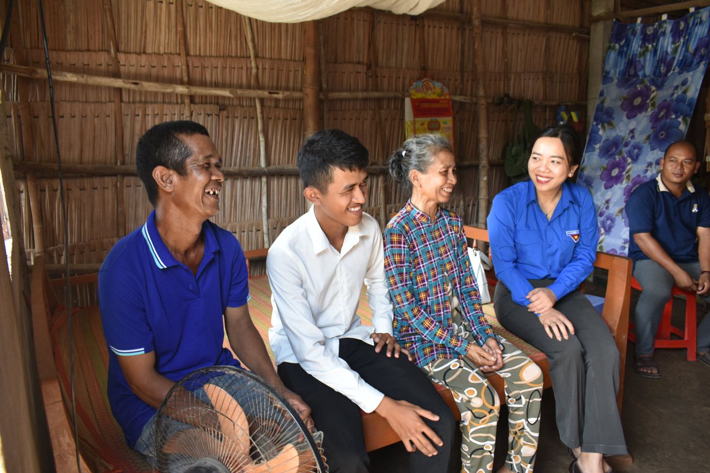 Bí thư Tỉnh Đoàn Sóc Trăng trò chuyện cùng gia đình em Liêu Thanh Bằng.