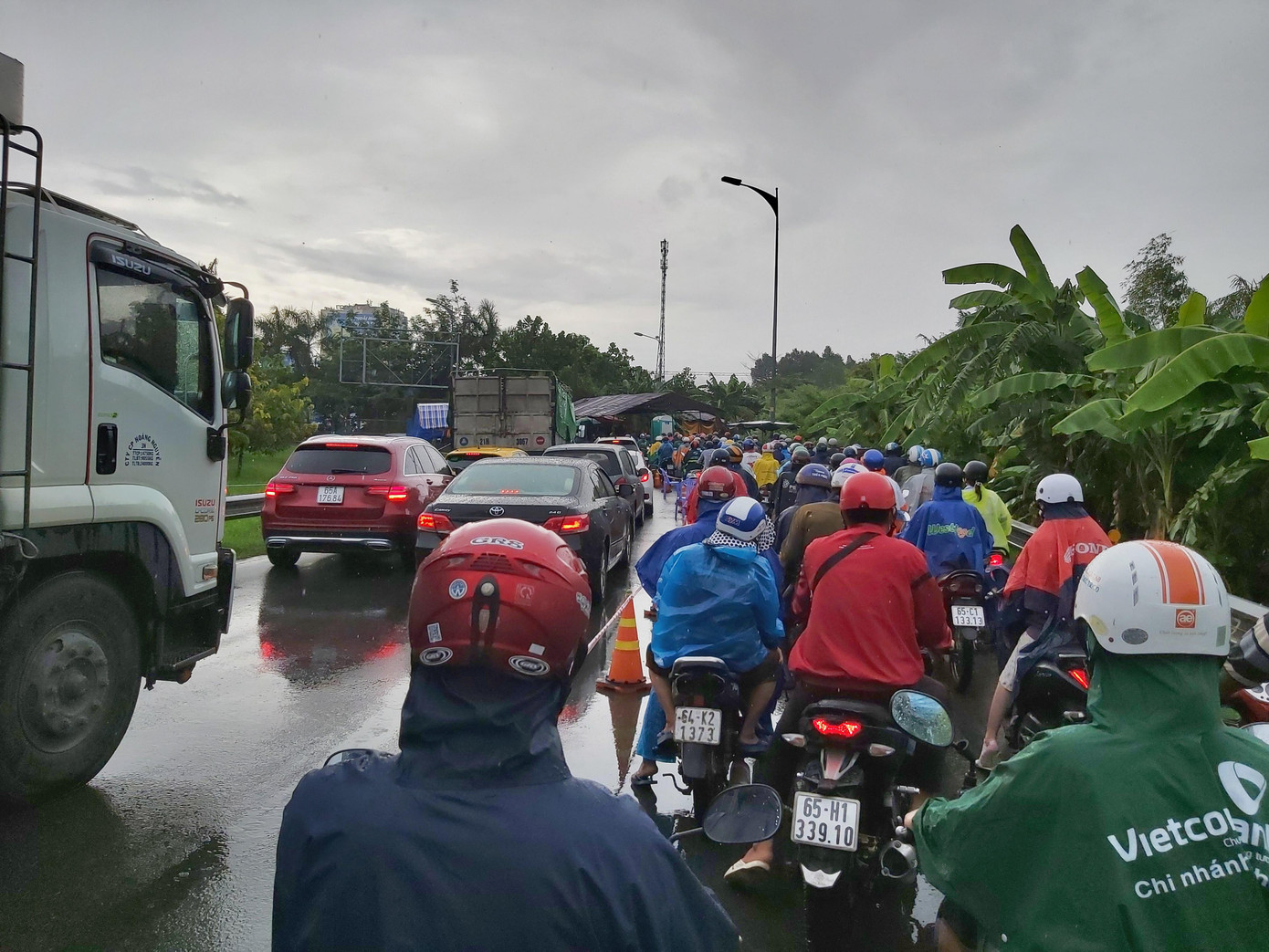Xe kẹt cứng tại chốt IC3 vào sáng nay. - Ảnh: Hòa Hội