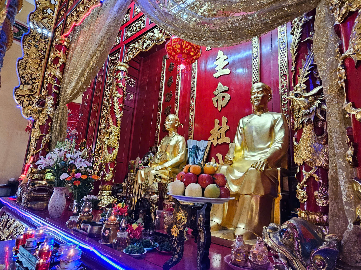 Tượng ông bà Đỗ Công Tường trong đền thờ.