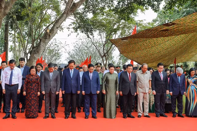 Thủ tướng Phạm Minh Chính cùng các đồng chí lãnh đạo, nguyên lãnh đạo Đảng, Nhà nước và các đại biểu tưởng nhớ công lao to lớn của đồng chí Huỳnh Tấn Phát. (Ảnh: VGP)
