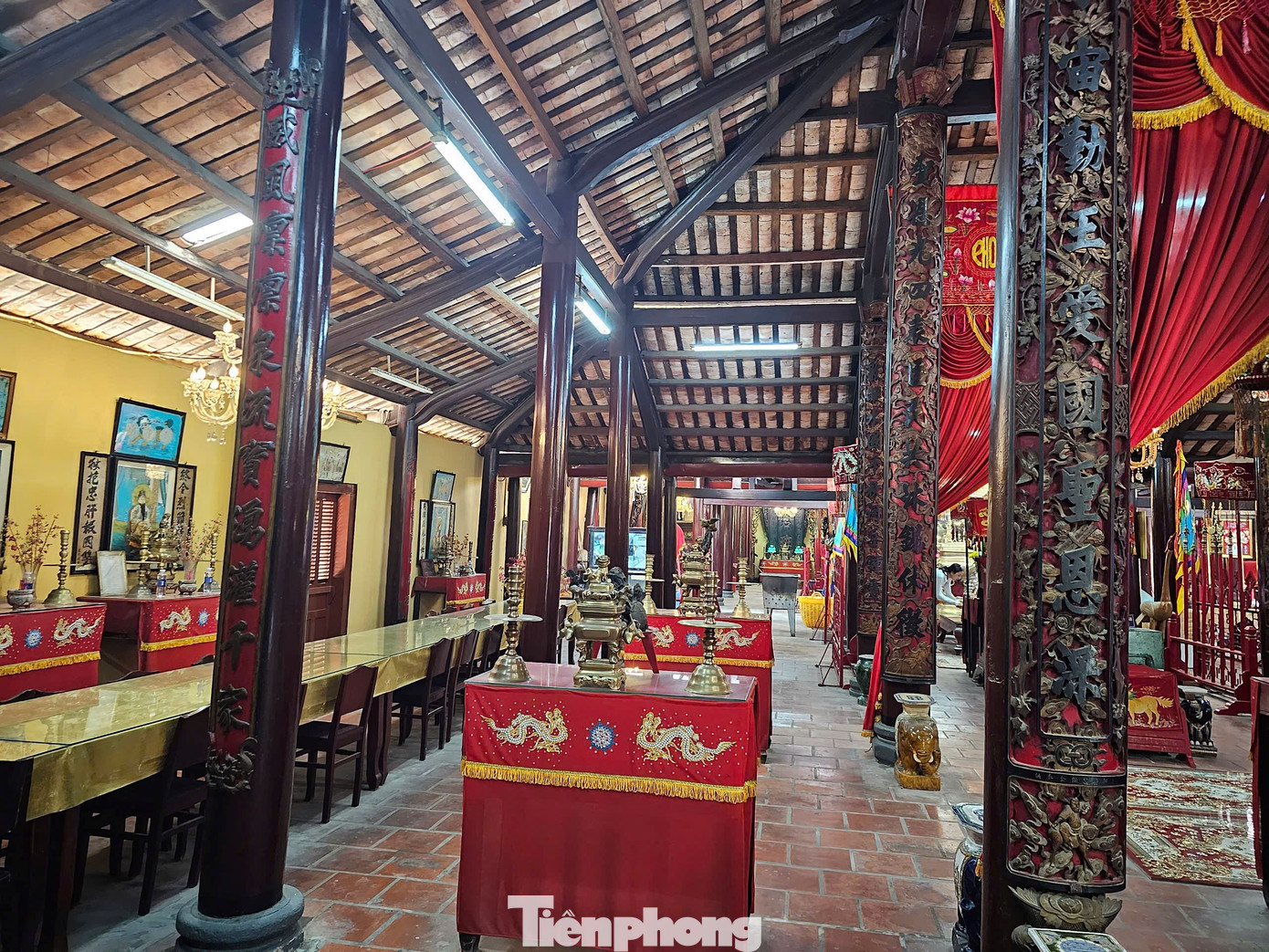Tiền đình và chính điện hình vuông, mỗi chiều có 6 hàng cột vững chắc. Trên các cột này, các họa tiết điển hình như hình rồng, hình hoa mẫu đơn được chạm trổ tỉ mỉ, tinh xảo. Ảnh: Hòa Hội.
