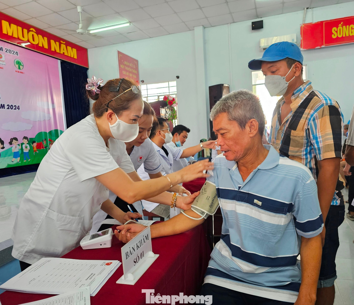 Bác sĩ khám bệnh cho người dân tại chương trình. Ảnh: Hòa Hội