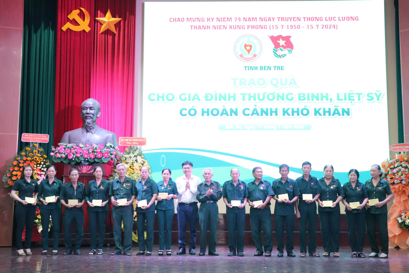 Trao kỷ niệm chương cho cựu Thanh niên xung phong Bến Tre. Trao kỷ niệm chương cho cựu Thanh niên xung phong Bến Tre.