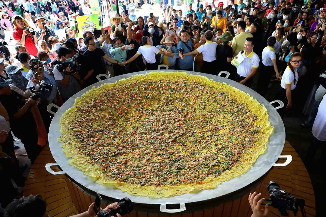 Bánh xèo khổng lồ phục vụ khách tại lễ hội Bánh dân gian Nam Bộ năm 2024. Ảnh: M. Trung