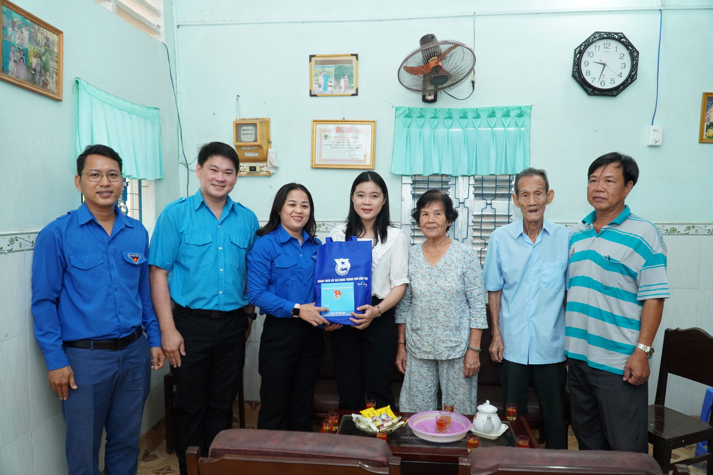 Chị Lư Thị Ngọc Anh - Bí thư Thành Đoàn Cần Thơ tặng quà cho bạn Nguyễn Thúy Quỳnh (áo trắng). Chị Lư Thị Ngọc Anh - Bí thư Thành Đoàn Cần Thơ tặng quà cho bạn Nguyễn Thúy Quỳnh (áo trắng).