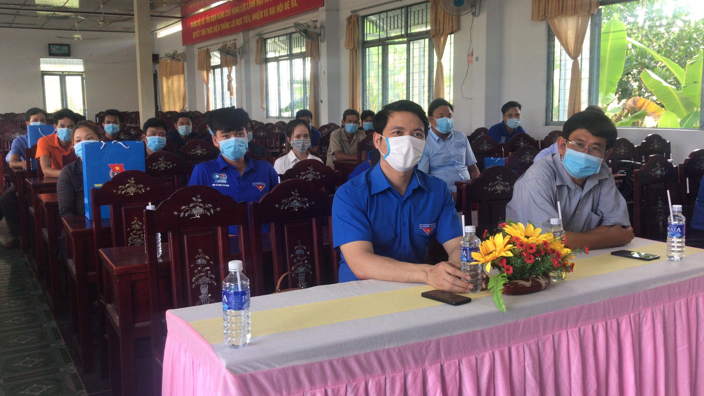 Bí thư Trung ương Đoàn Nguyễn Ngọc Lương tặng 60 bóng đèn cao áp cho huyện Càng Long Bí thư Trung ương Đoàn Nguyễn Ngọc Lương tặng 60 bóng đèn cao áp cho huyện Càng Long