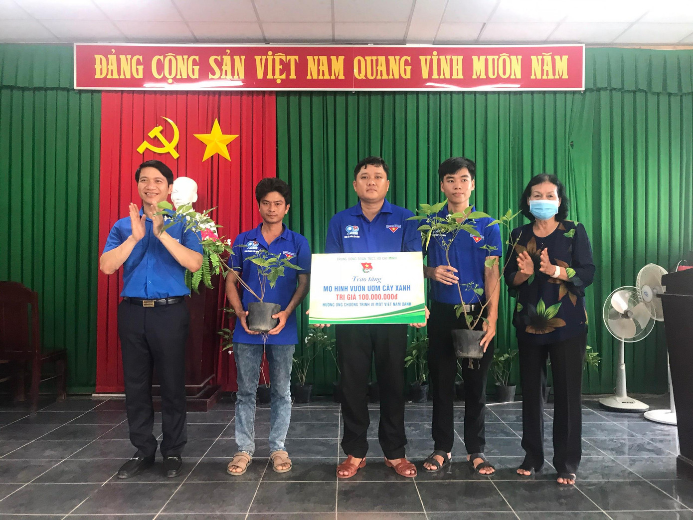 Trung ương Đoàn trao tặng “01 vườn ươm cây xanh” trị giá 100 triệu đồng Trung ương Đoàn trao tặng “01 vườn ươm cây xanh” trị giá 100 triệu đồng