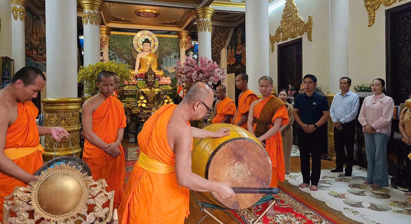 Thượng tọa Lý Hùng - Trụ trì chùa Pitu Khôsa Răngsây cho biết, ngày 1/7/2025 đánh dấu trang sử mới của đất nước, với vai trò phật giáo đồng hành cùng dân tộc để thực hiện chủ trương của Đảng, Nhà nước xây dựng chính quyền 2 cấp, nhằm chăm lo đời sống cho nhân dân. Thượng tọa Lý Hùng - Trụ trì chùa Pitu Khôsa Răngsây cho biết, ngày 1/7/2025 đánh dấu trang sử mới của đất nước, với vai trò phật giáo đồng hành cùng dân tộc để thực hiện chủ trương của Đảng, Nhà nước xây dựng chính quyền 2 cấp, nhằm chăm lo đời sống cho nhân dân.