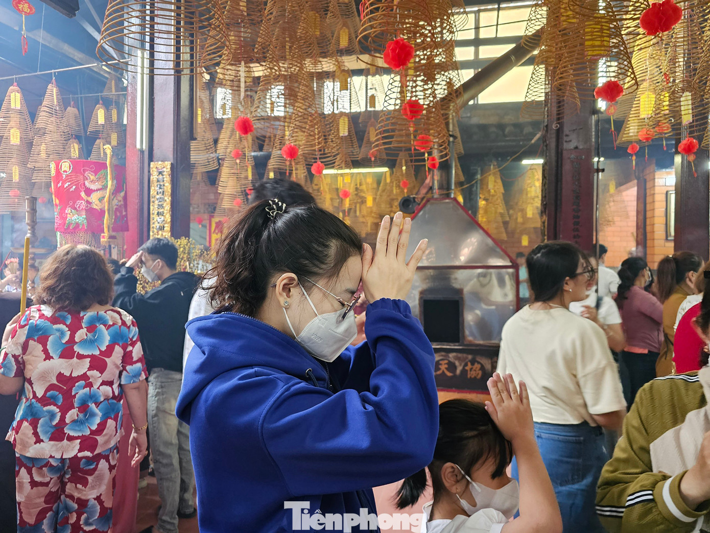 Bạn trẻ cầu nguyện bình an, sức khỏe, hạnh phúc cho gia đình. Ảnh: Hòa Hội